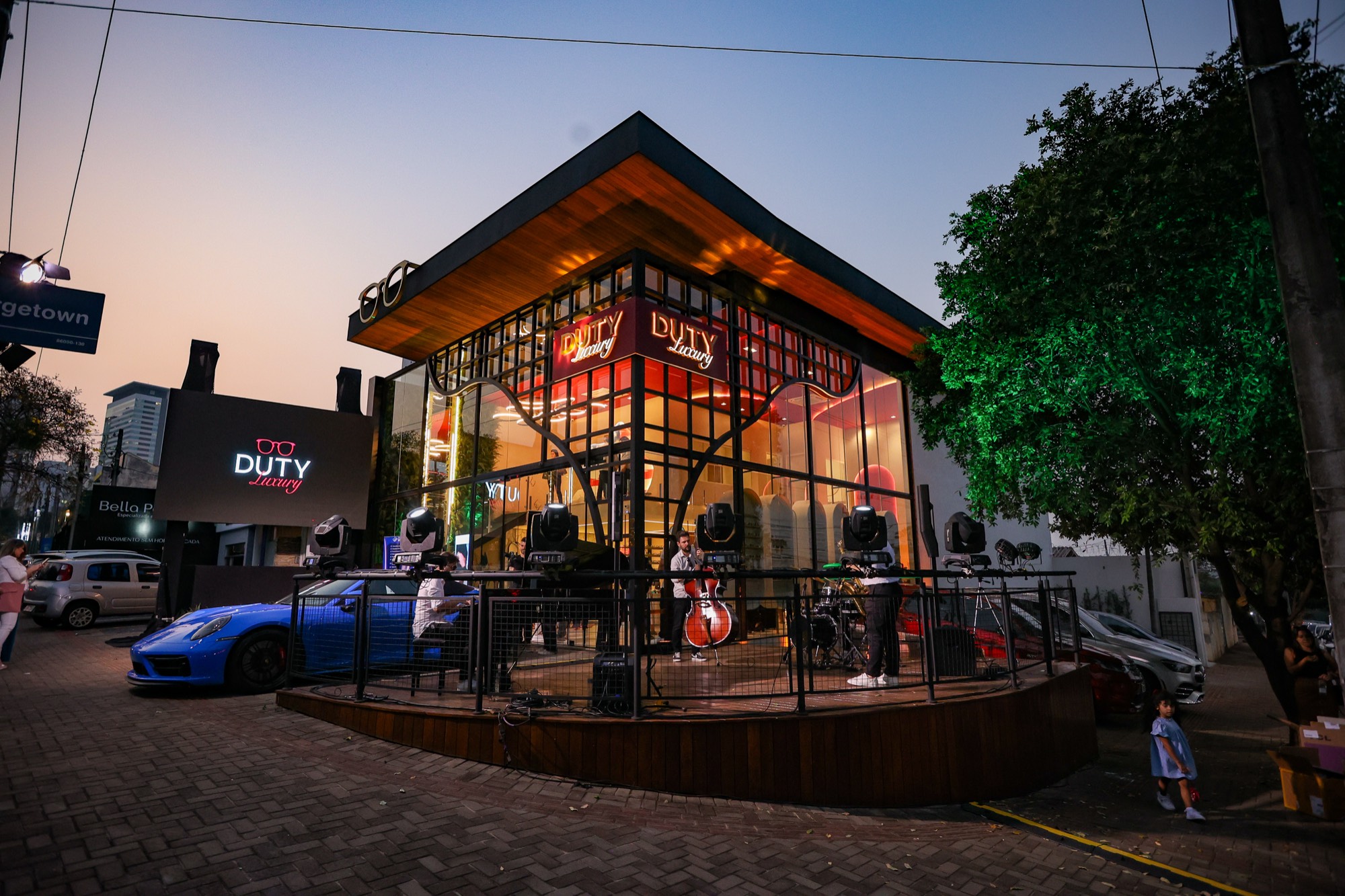 Fachada noturna de uma loja física DUTY em noite de evento