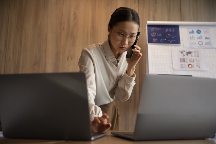 Profissional analisando gráficos financeiros