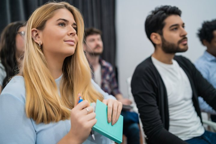 Time acompanhando apresentação de processo