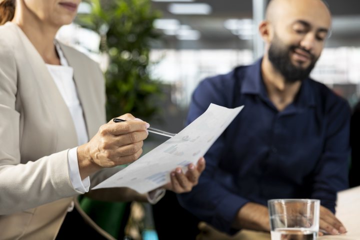 Equipe revisando documentação de processo