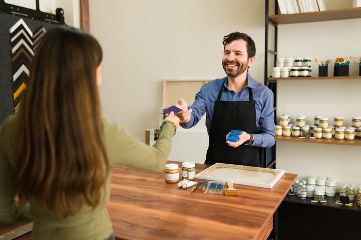 Cliente fechando compra na loja