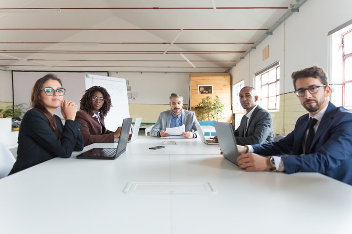 Reunião de liderança avaliando a operação