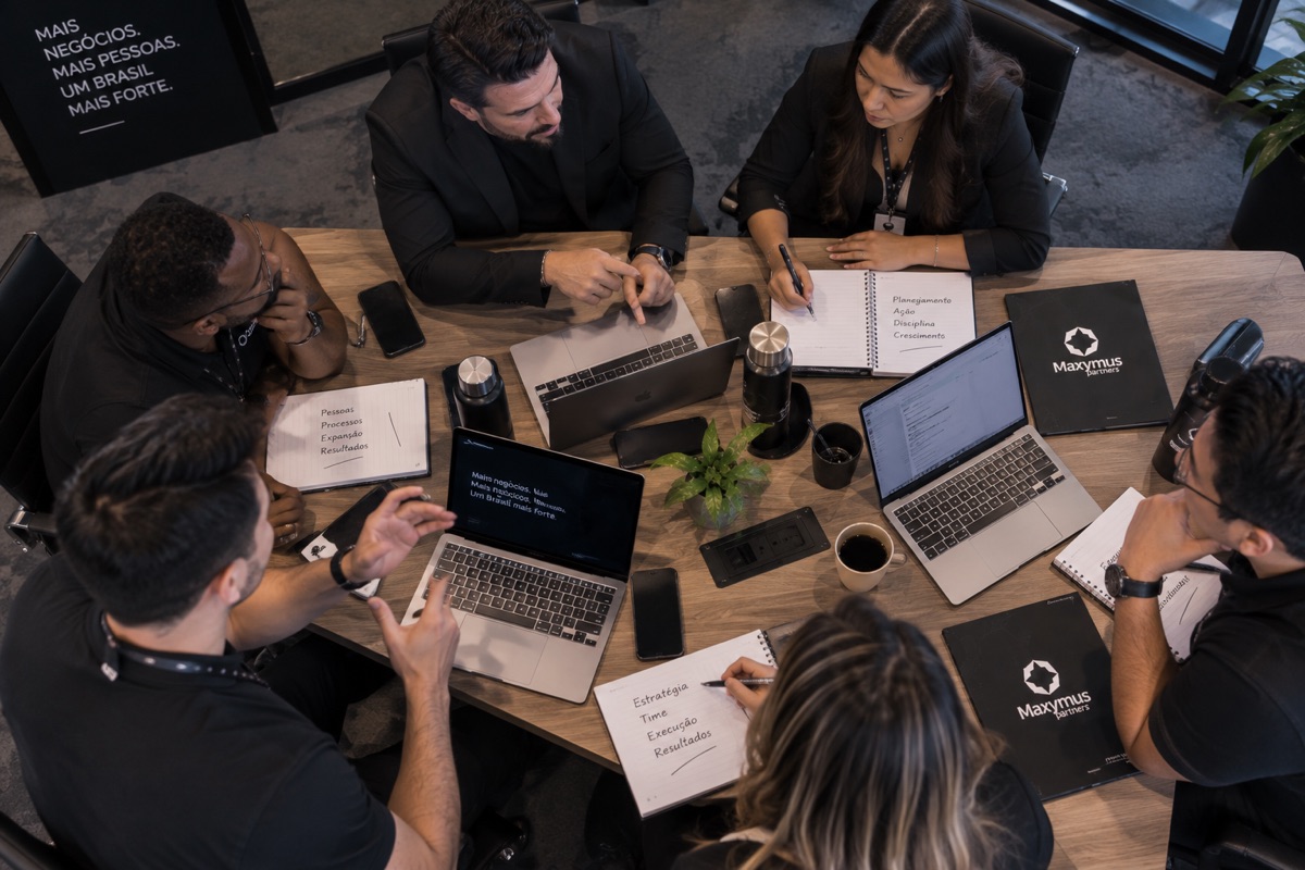 Sessão de modelagem de negócio da equipe Maxymus com o empresário